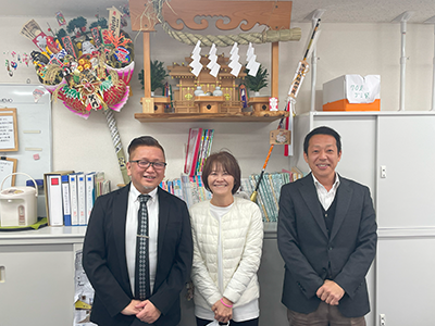 お話を伺った代表取締役社長 渡辺様（左）、経営支援部経営支援課 課長 和泉様（中）、執行役員・営業統括本部長 佐々部様（右）